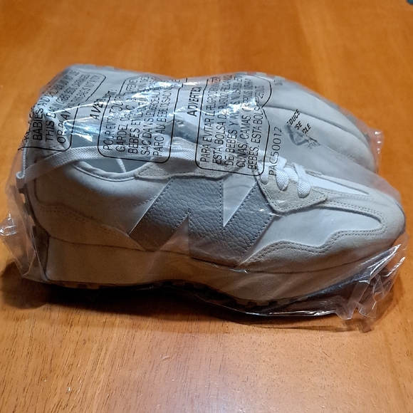 New Balance 327 White w/Grey N  WS327KE SZ: 10B Medium - Picture 12 of 16